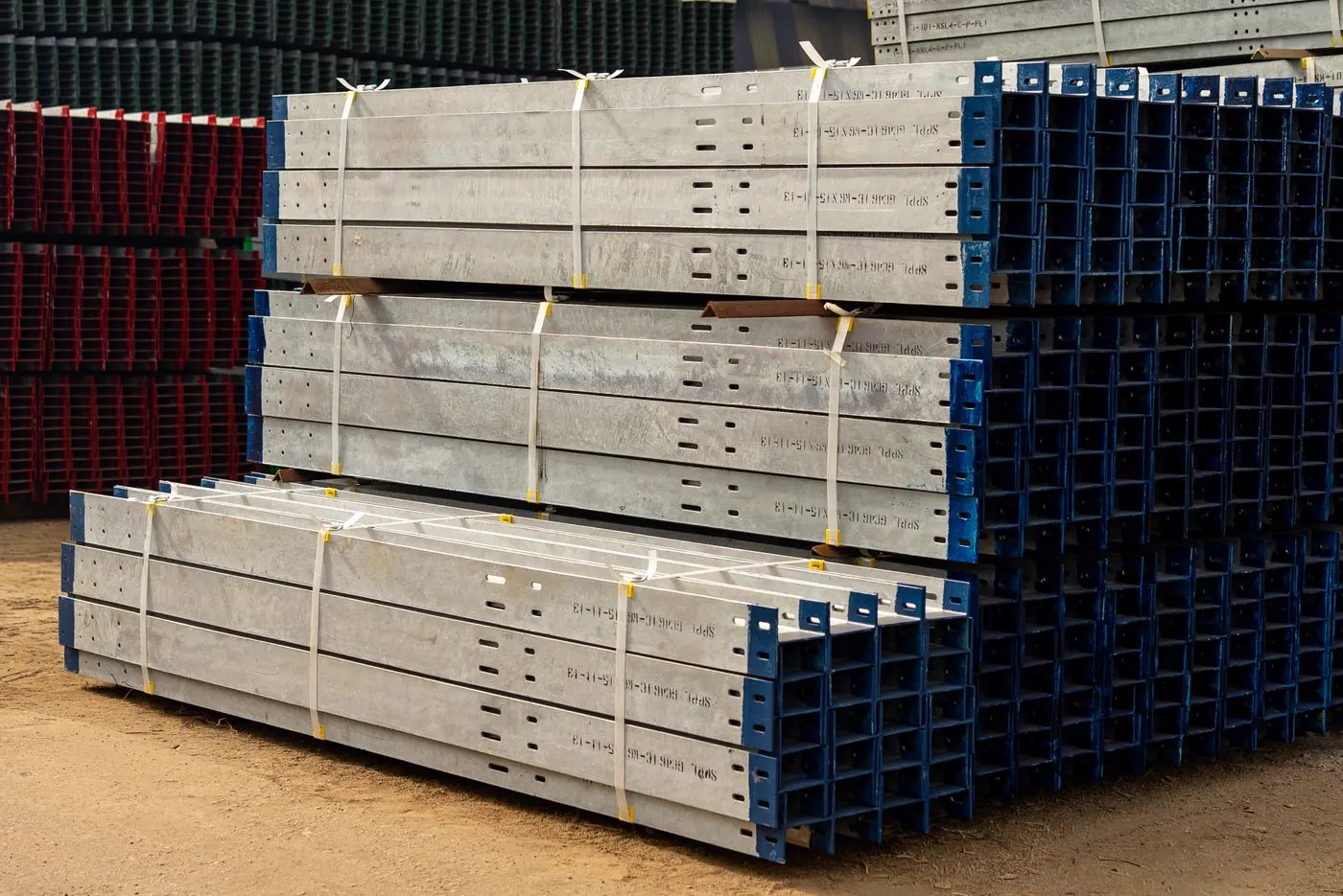 İstiflenmiş galvaniz kutu profil paketleri