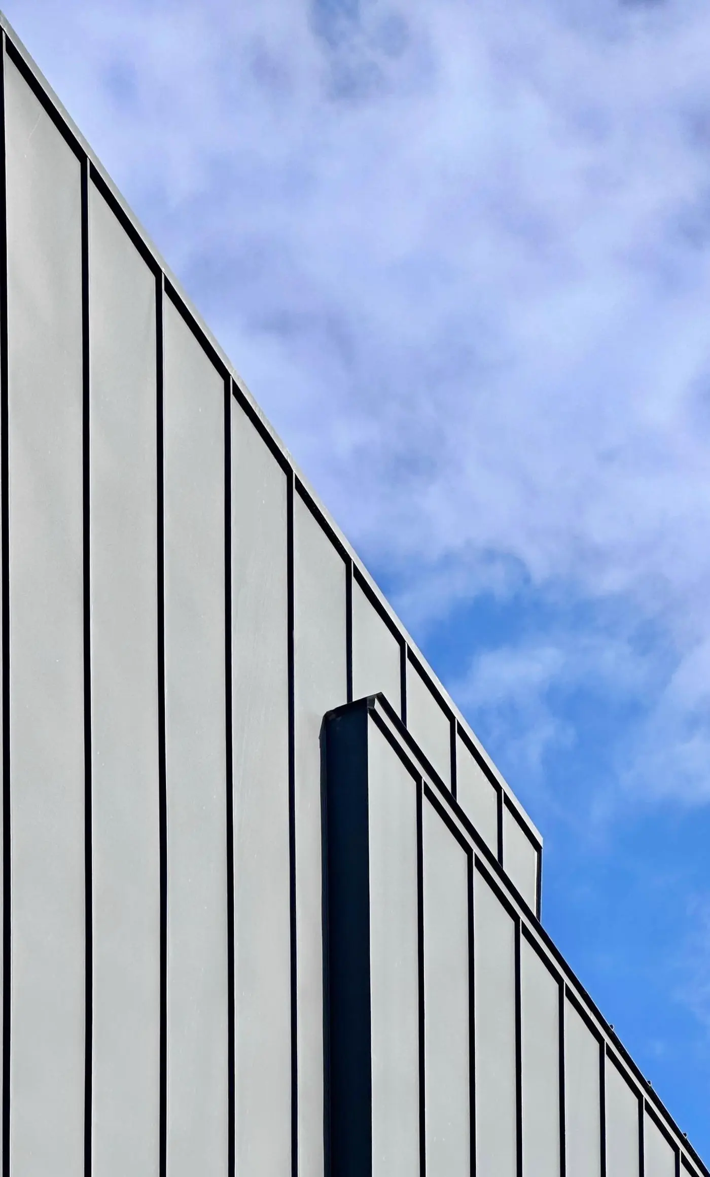 Panel kaplamalı bina cephesi